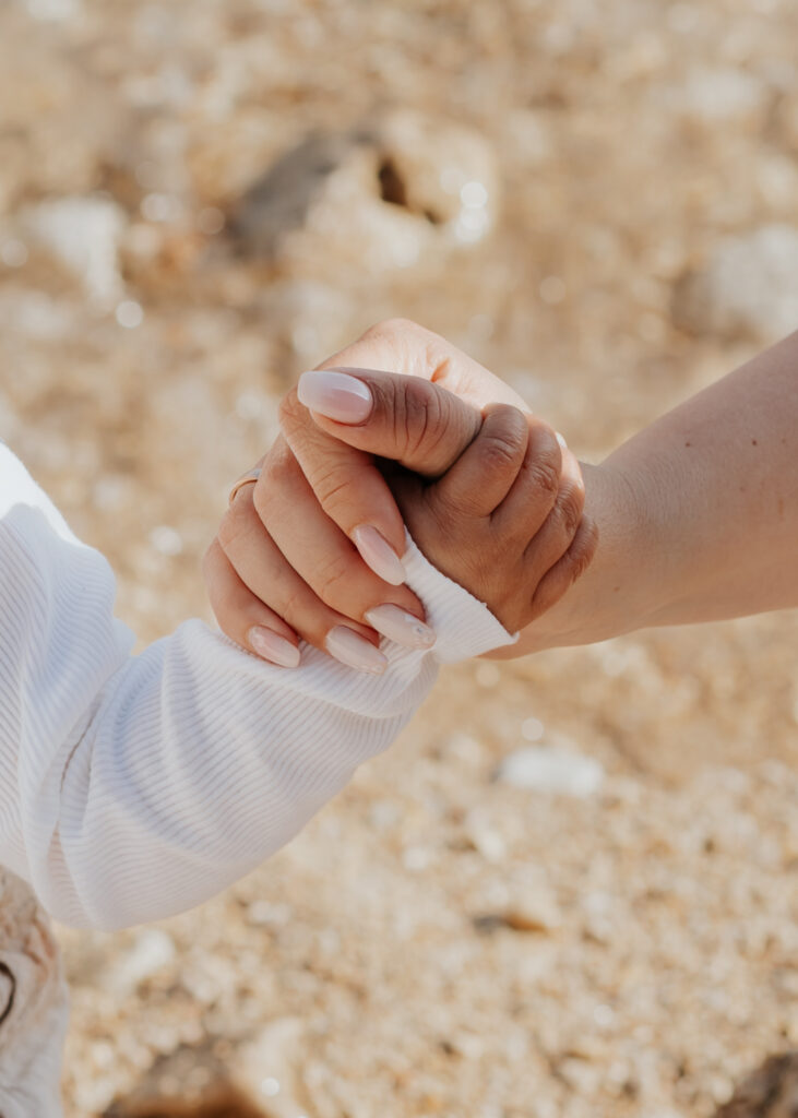Familiäre Verbundenheit durch Händchenhalten am Meer