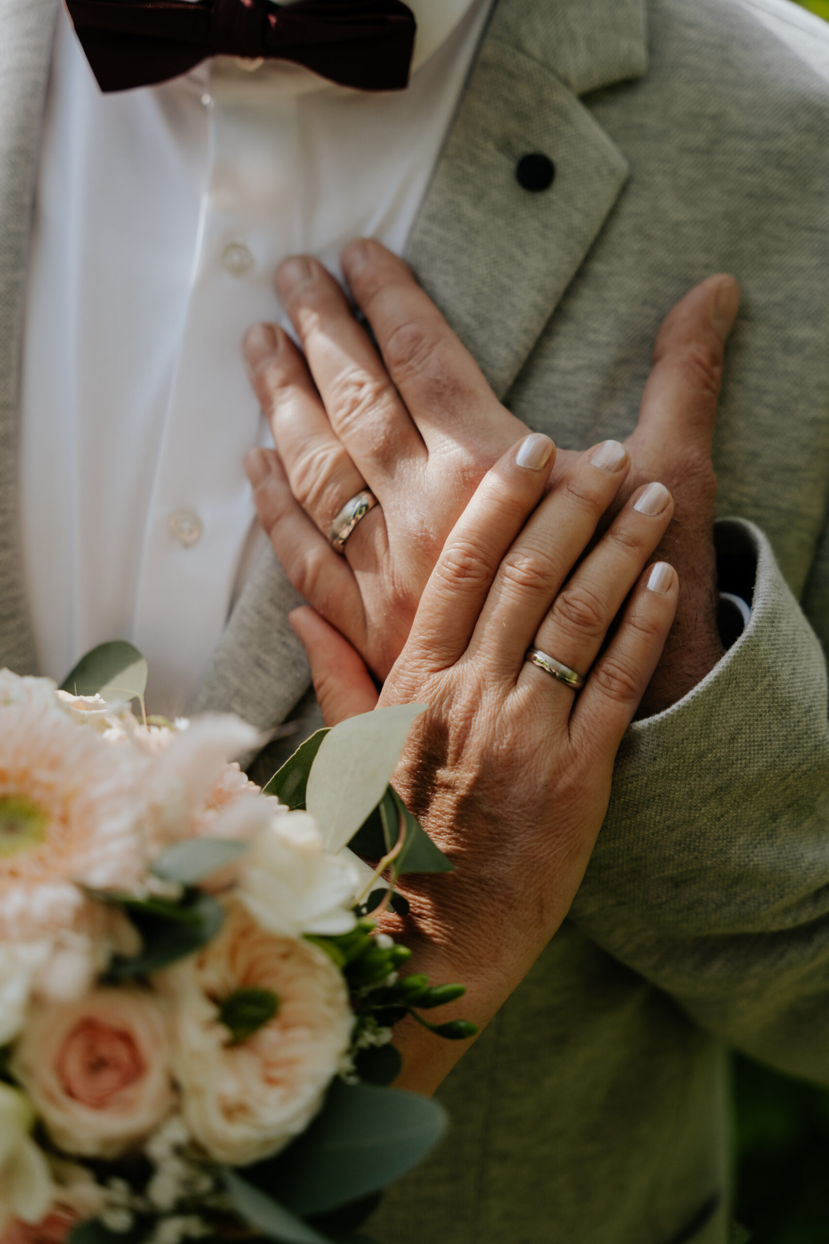 Eheringe an der Hand des Brautpaars.